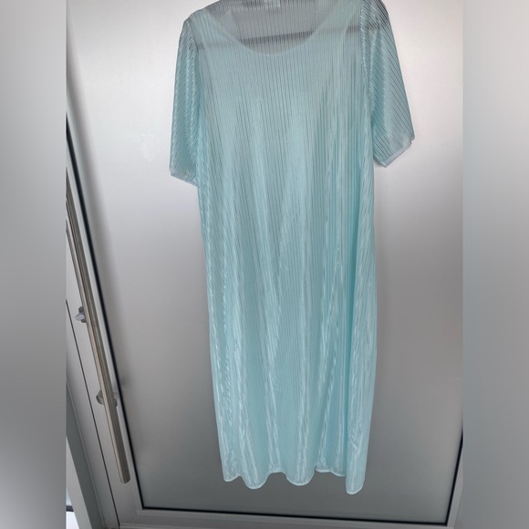 Beautiful Vintage Nightgown and Robe set - Picture 3 of 10